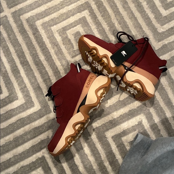 Sorel Maroon and Charcoal boots - Picture 2 of 3